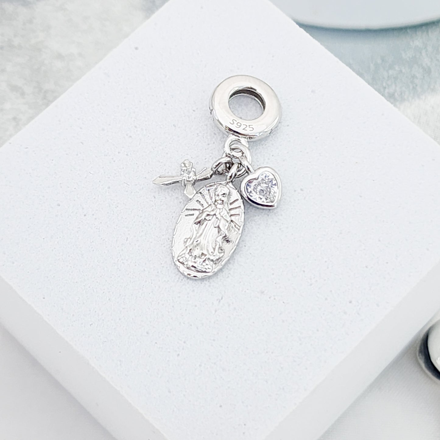 Charm virgen