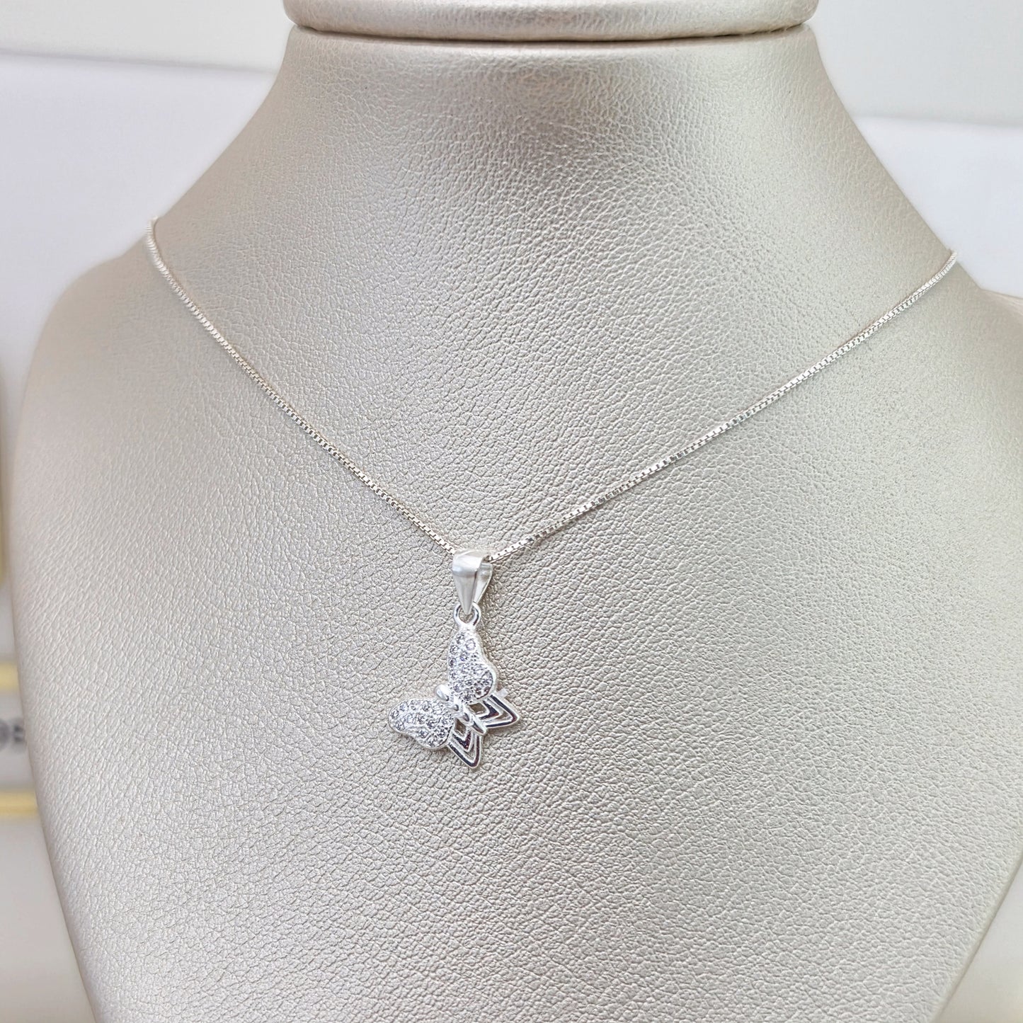 Collar mariposa