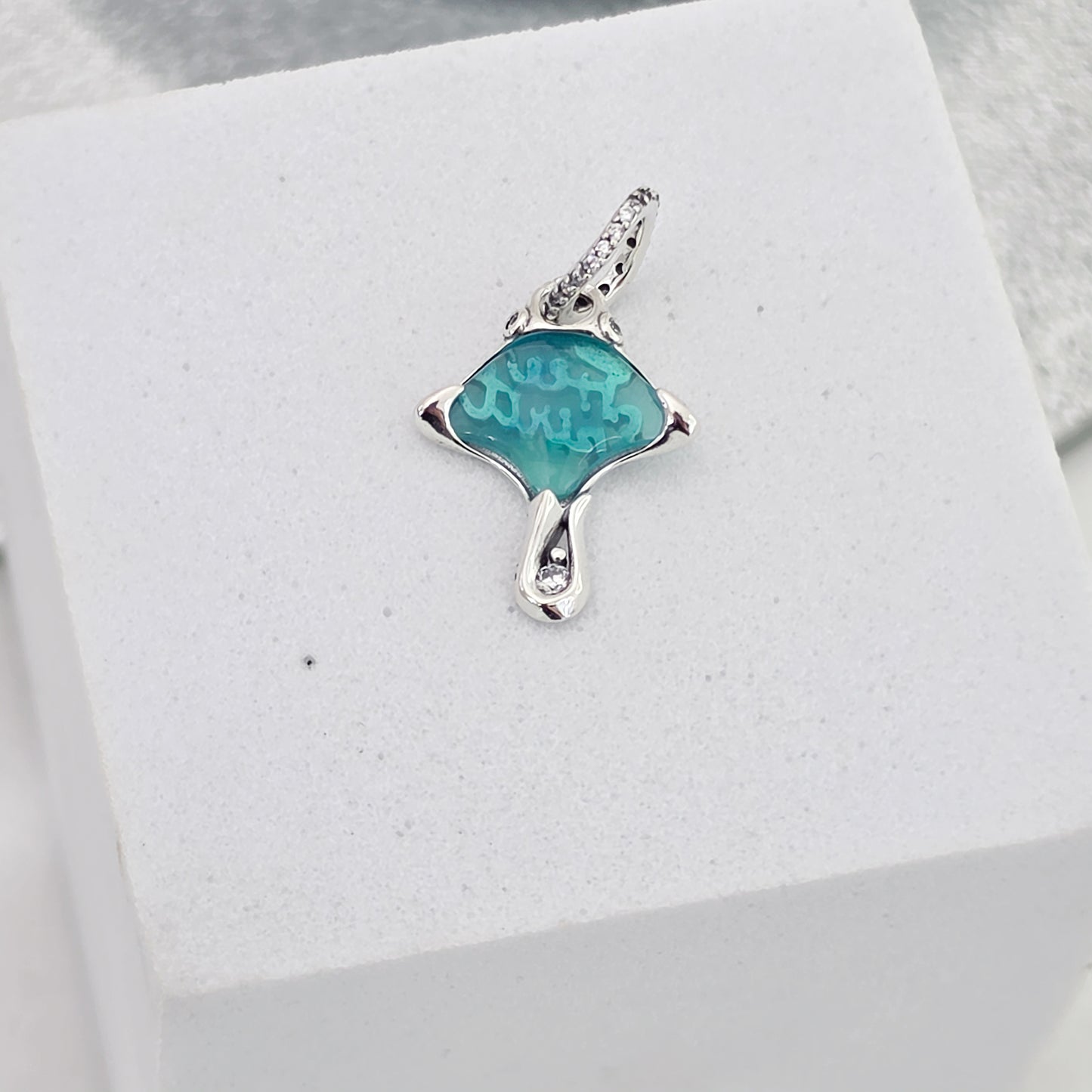 Charm mantaraya
