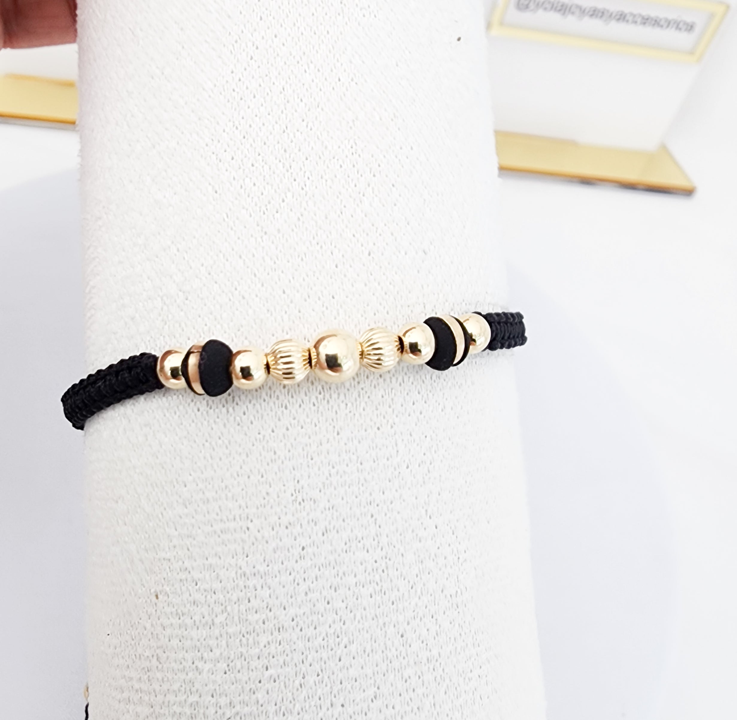 Pulsera Tejida con Balines Oro Laminado