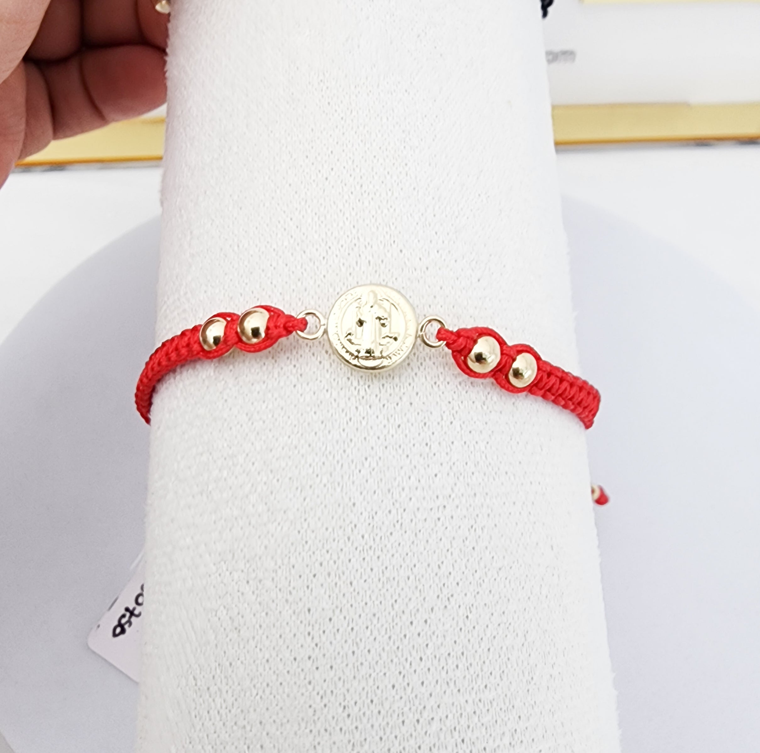 Pulsera tejida San benito oro laminado