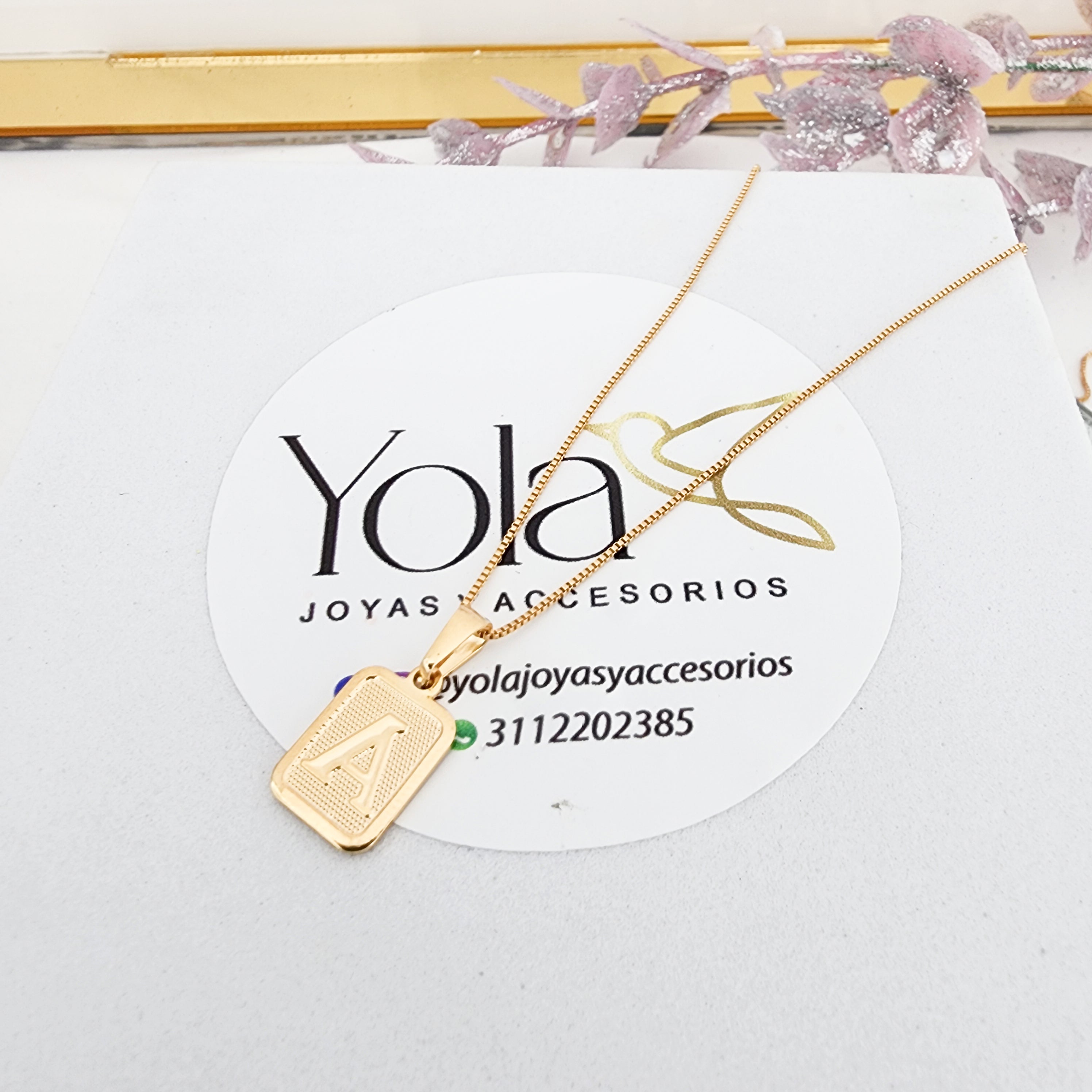 Collar oro laminado letra