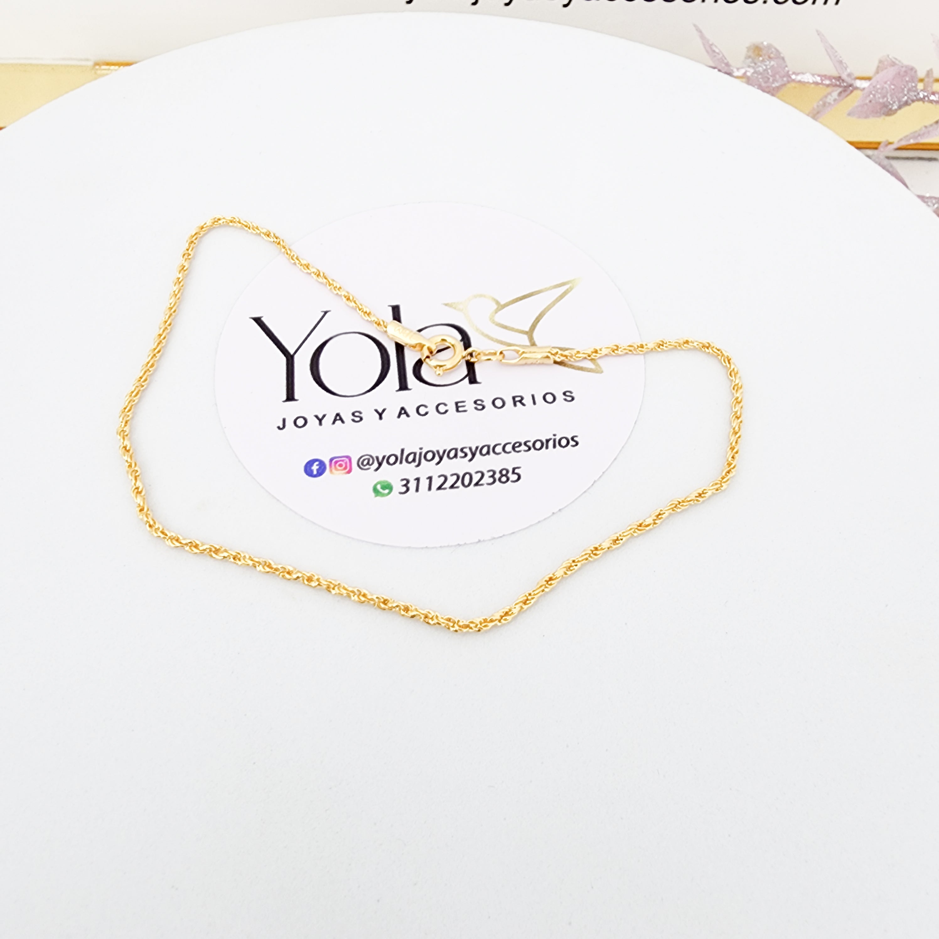 Tobillera oro lamiando