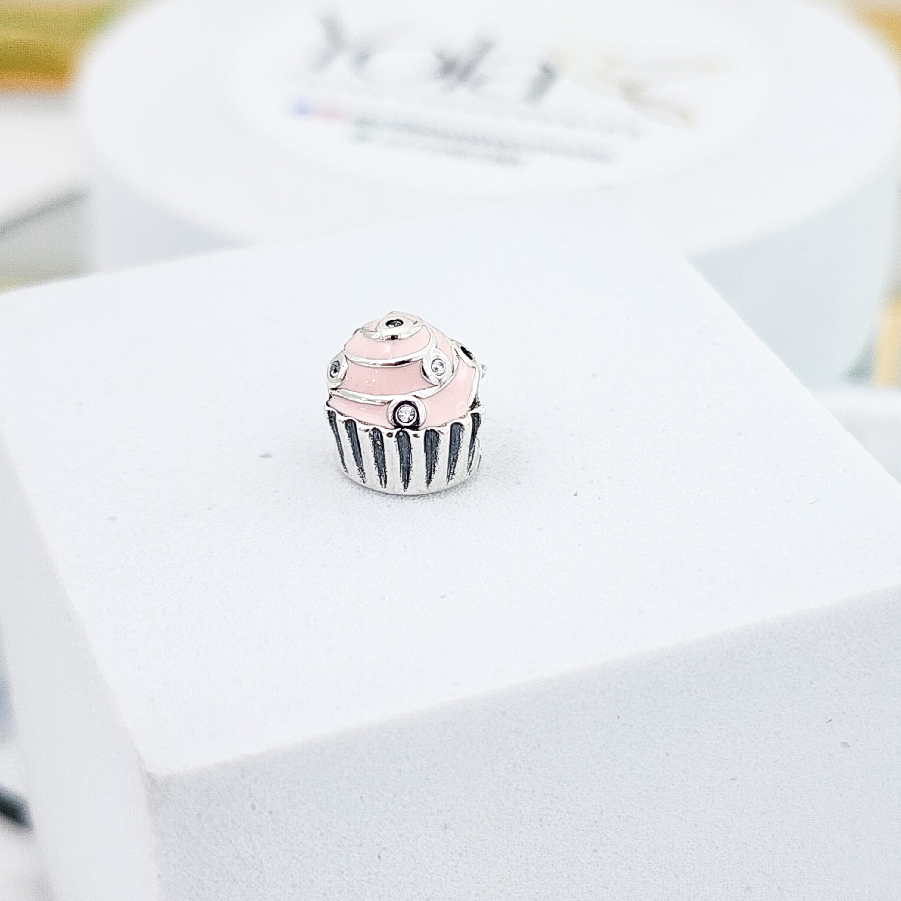 Charm cup cake