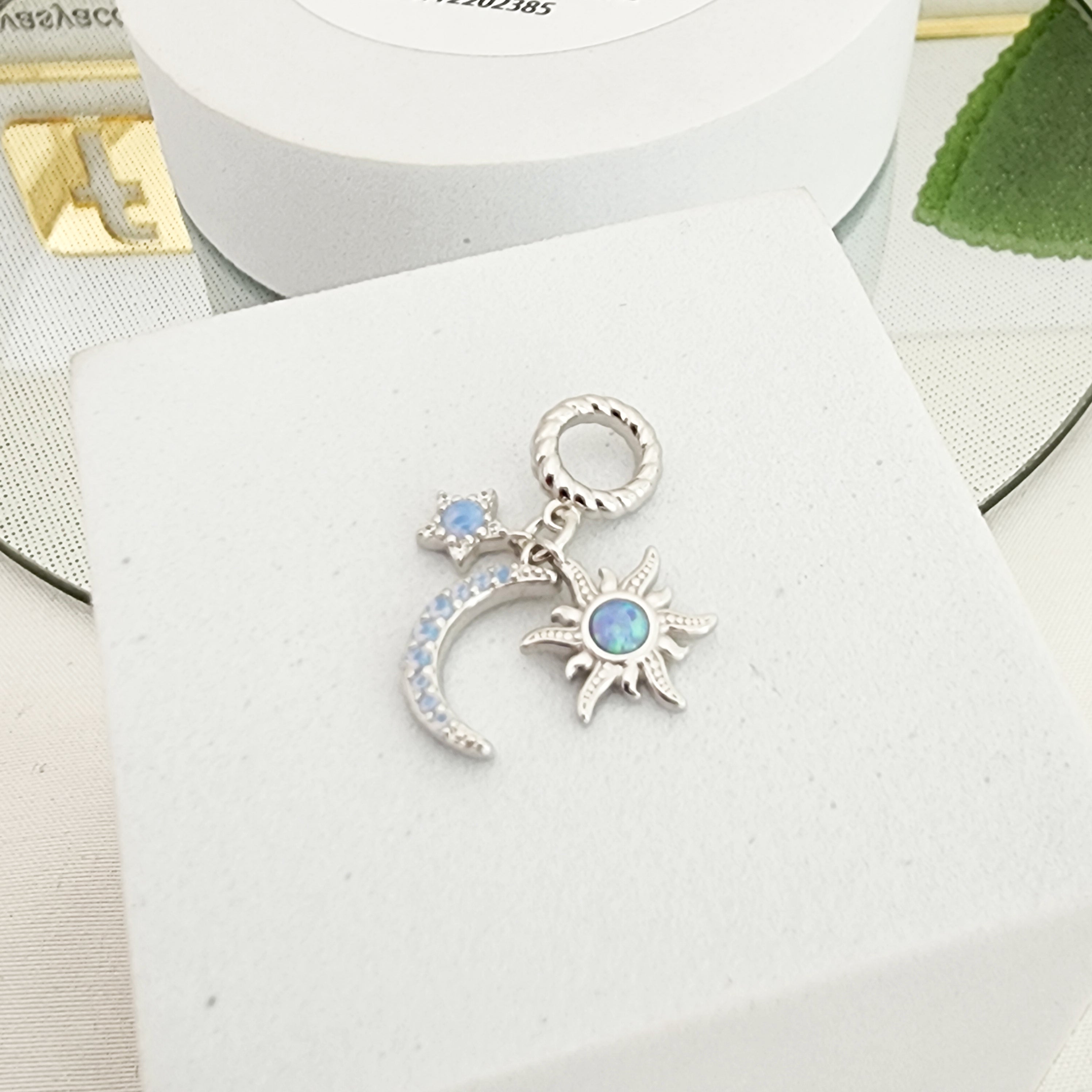 Charm luna y estrellas