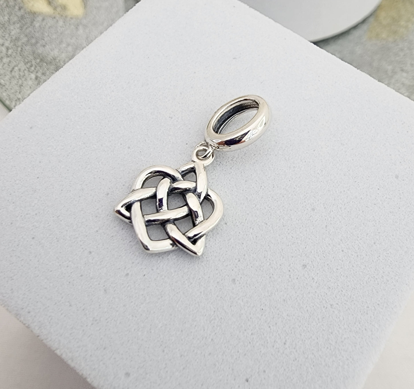 Charm nudo