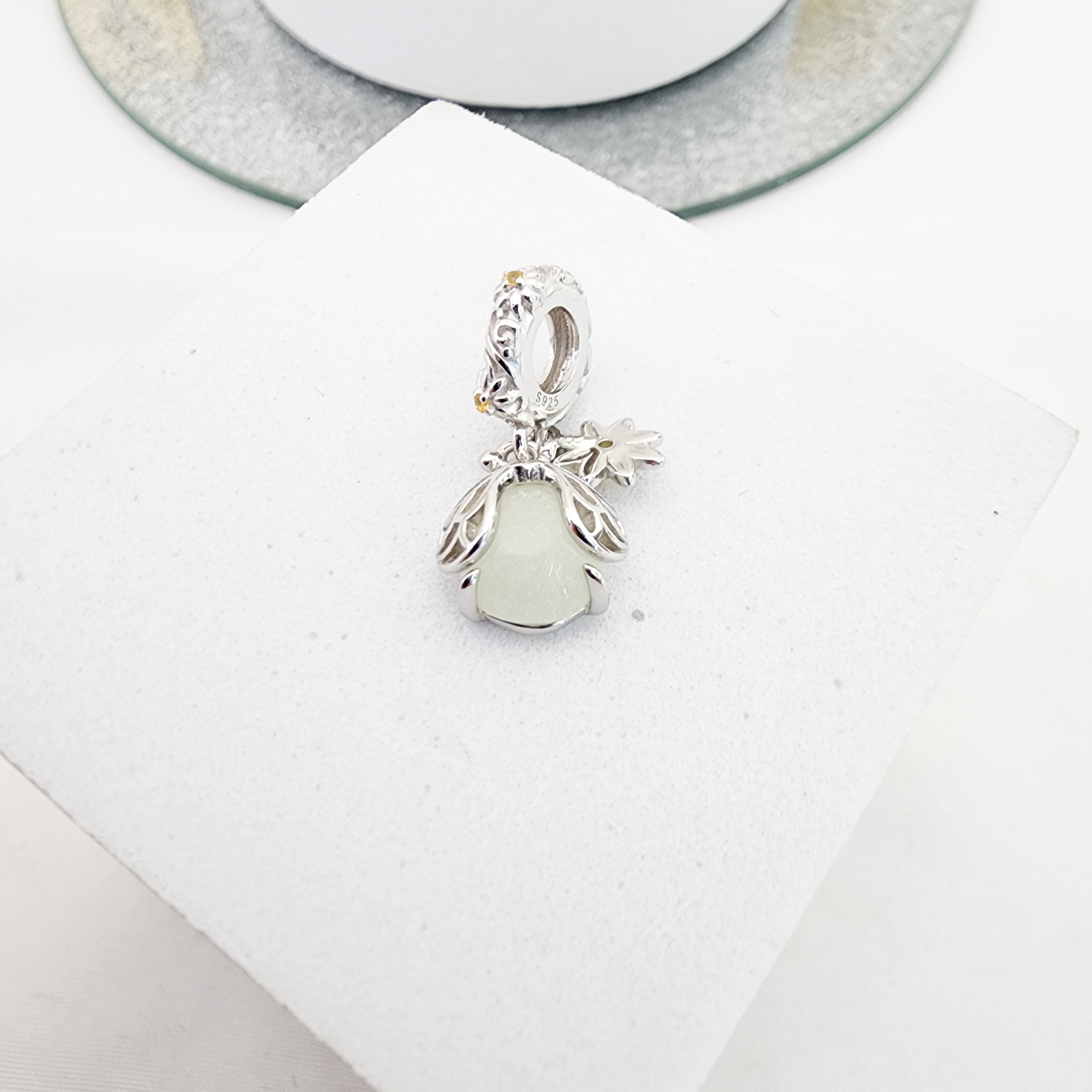 Charm mariquita alumbra en oscuridad
