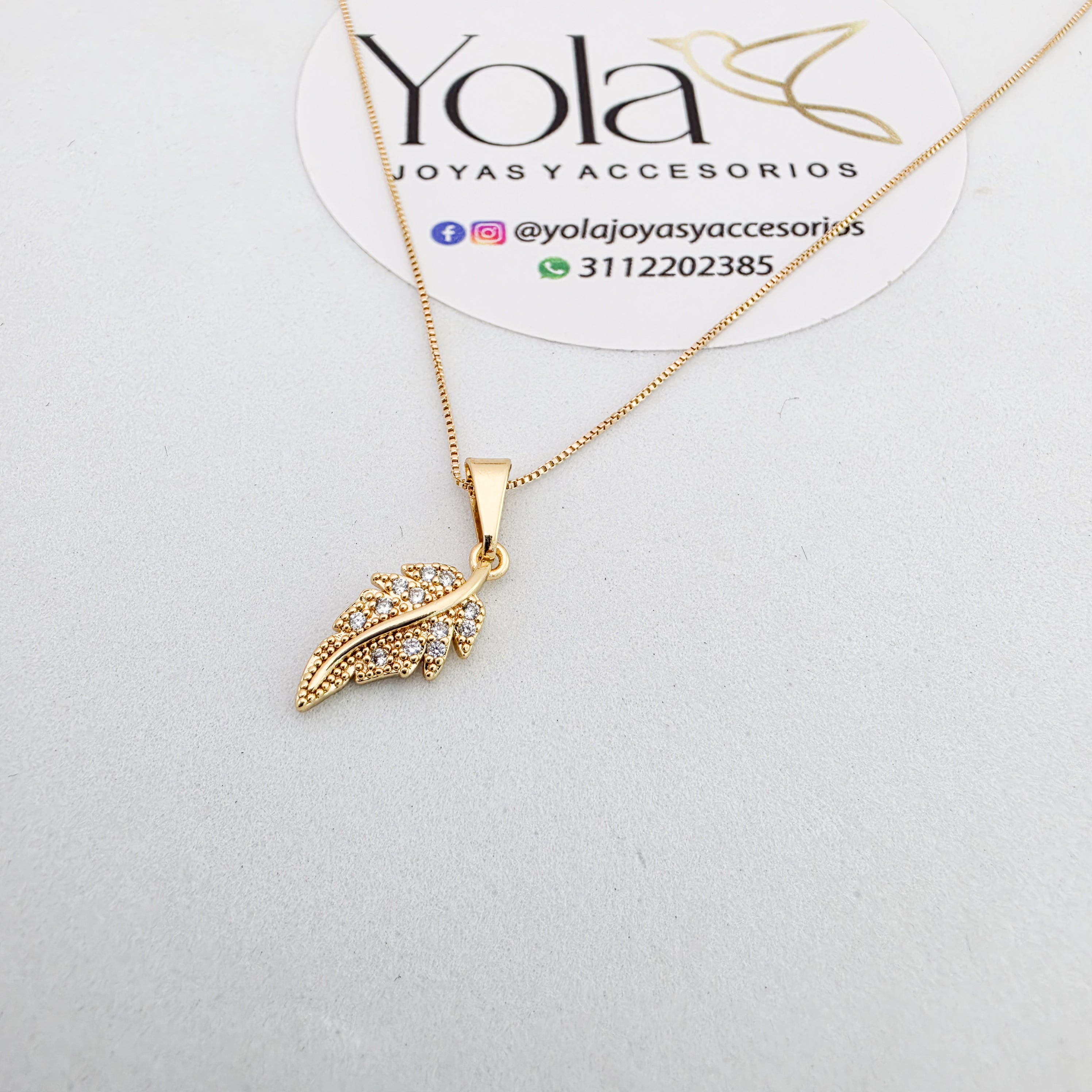 Collar oro laminado pluma