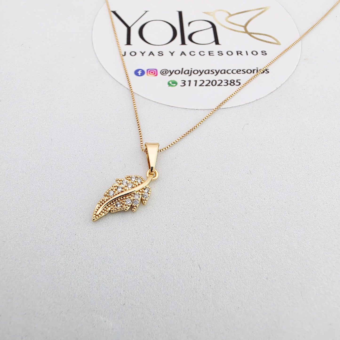 Collar oro laminado pluma