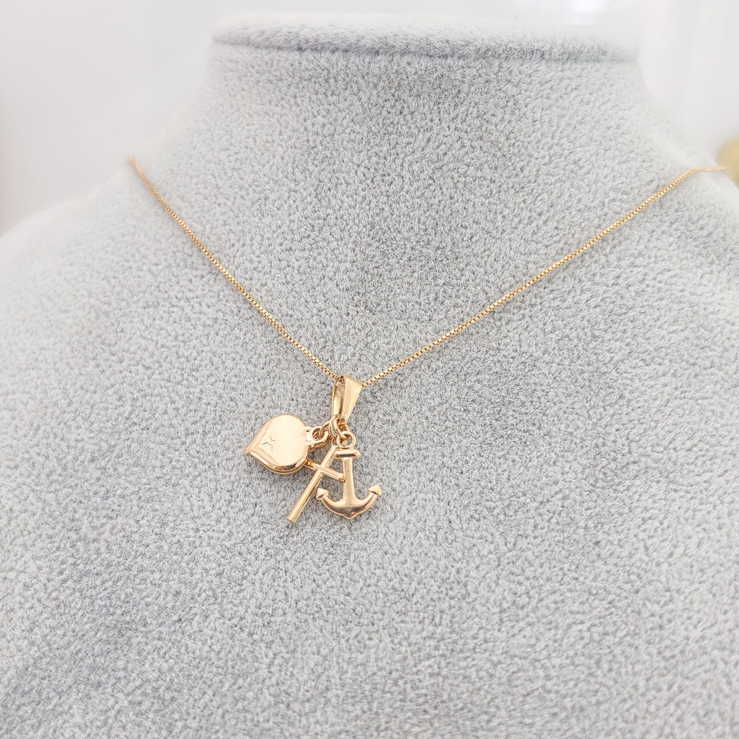 collar tres gracias oro laminado