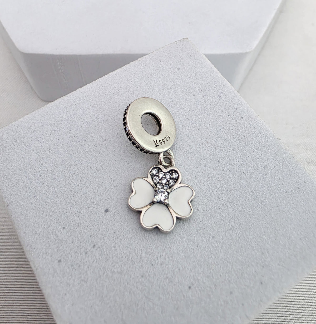 Charm  trebol