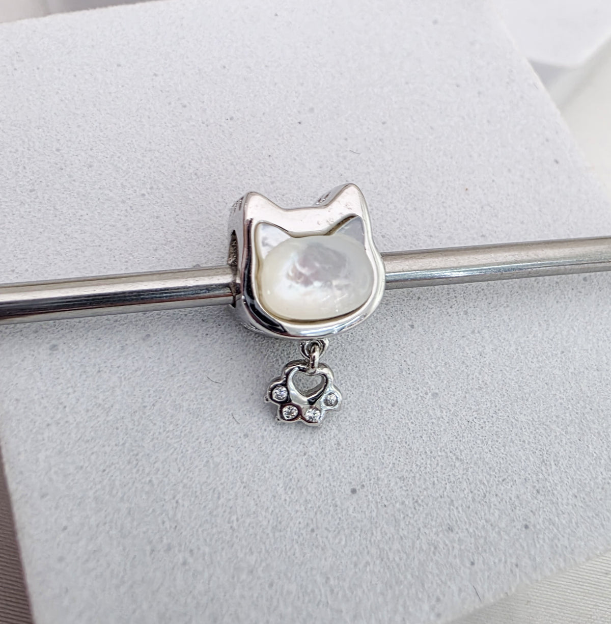 Charm huella