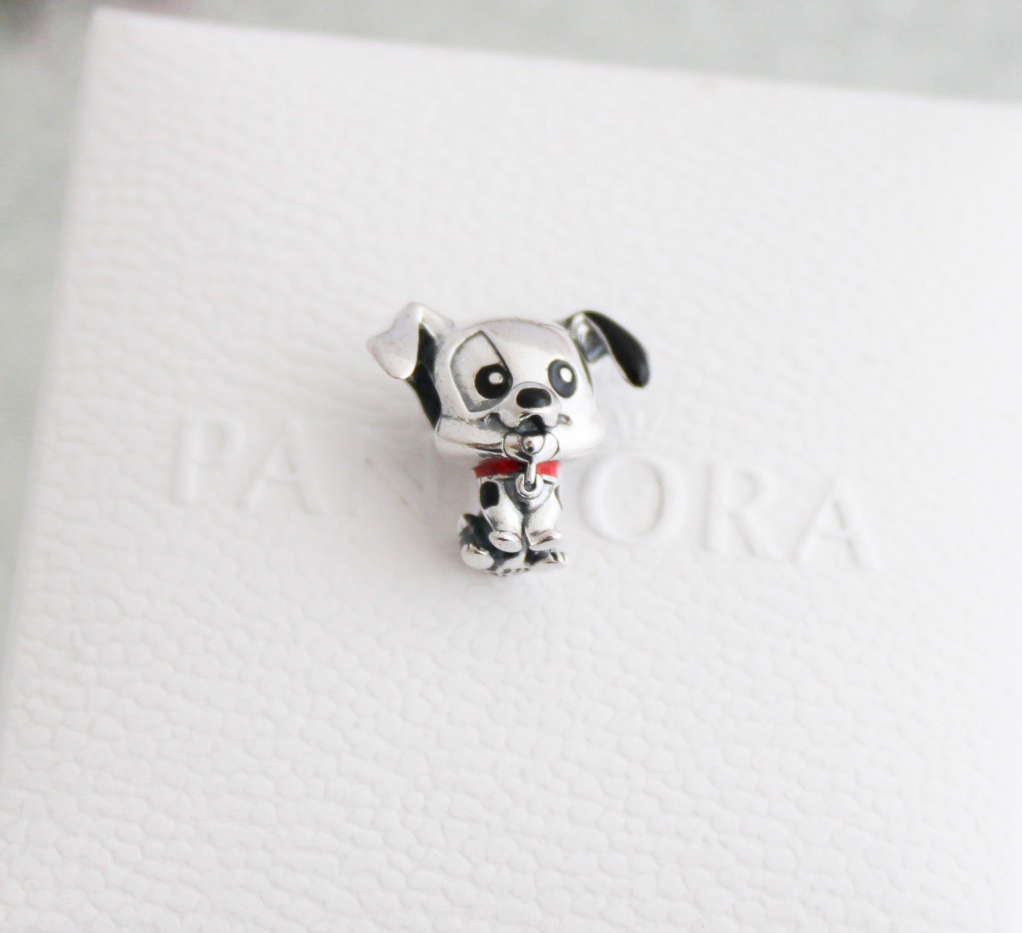 Charm disney perrito