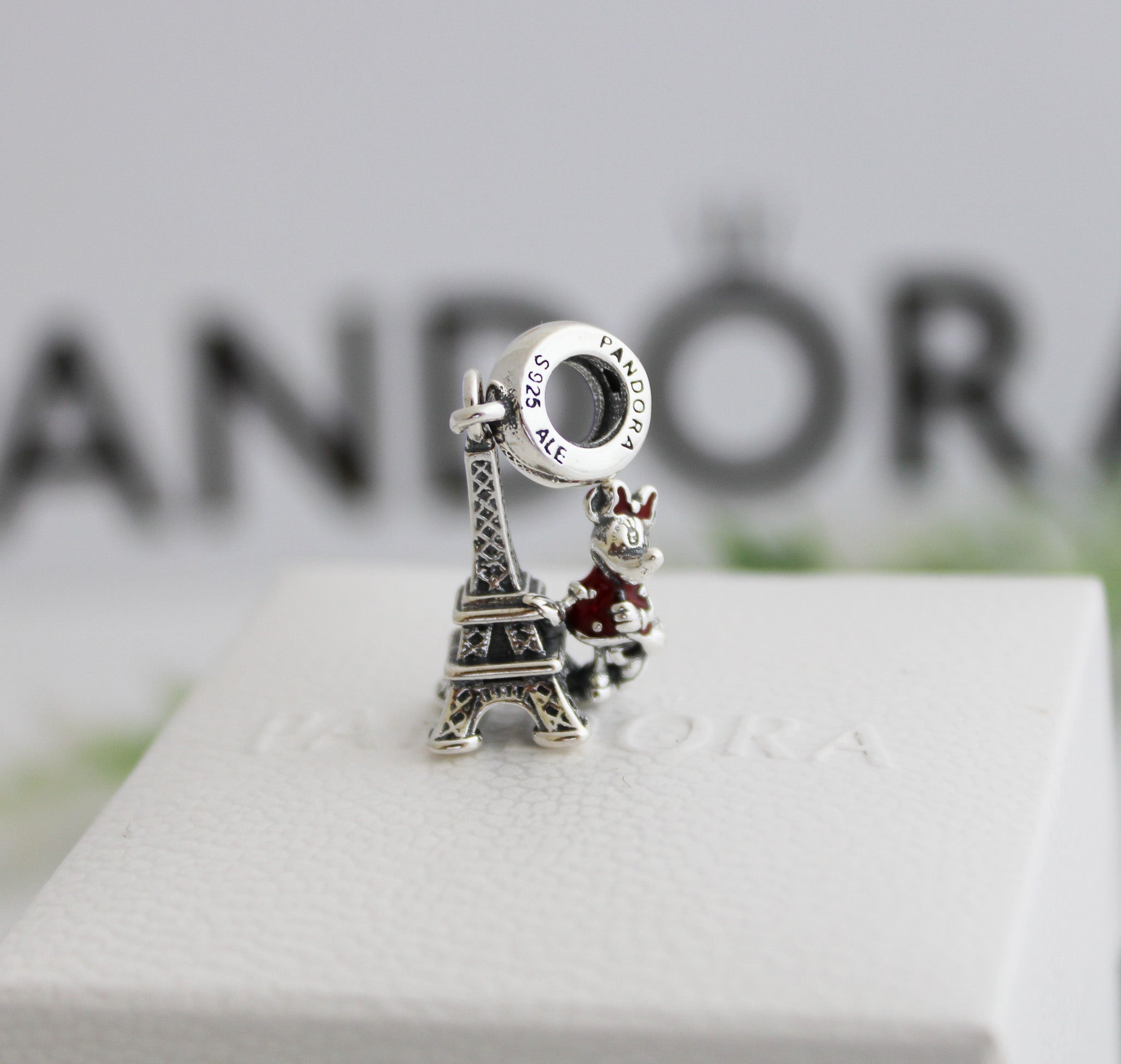 Charm Disney Paris Minnie