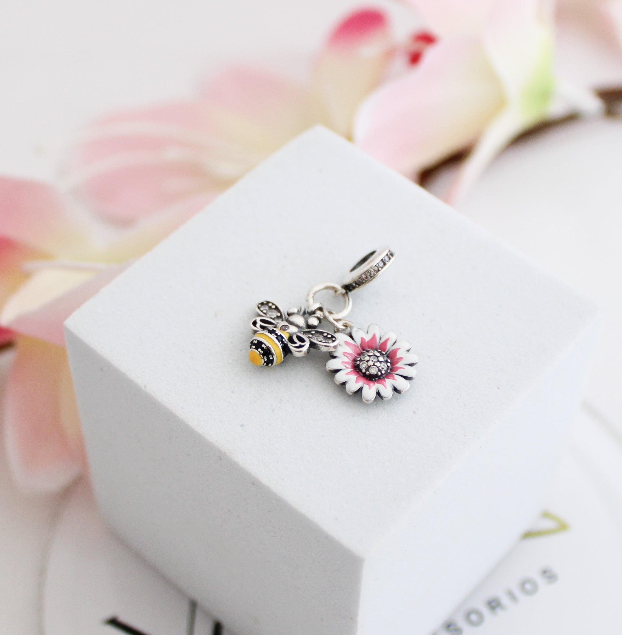 Charm Abeja